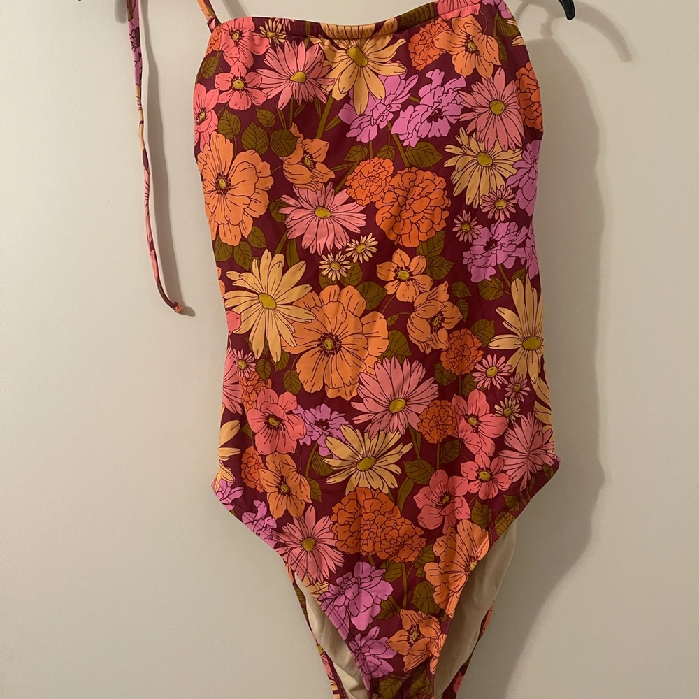 New Women’s swimsuit with removable straps